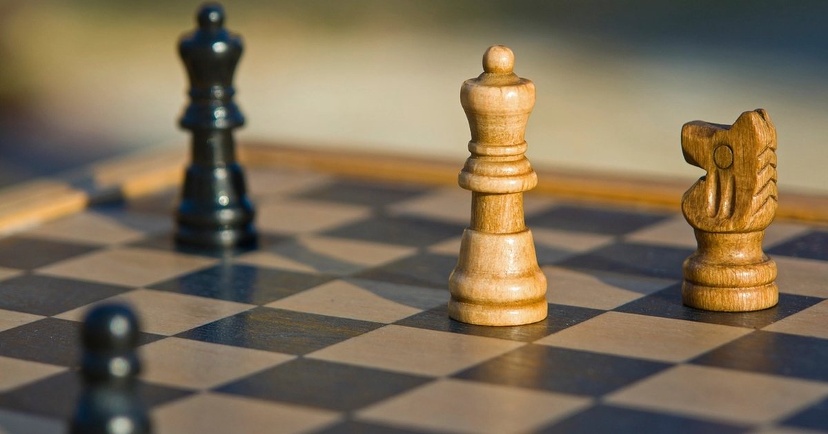 Chess pieces on a board: with a demo account you test the strategy before playing for real