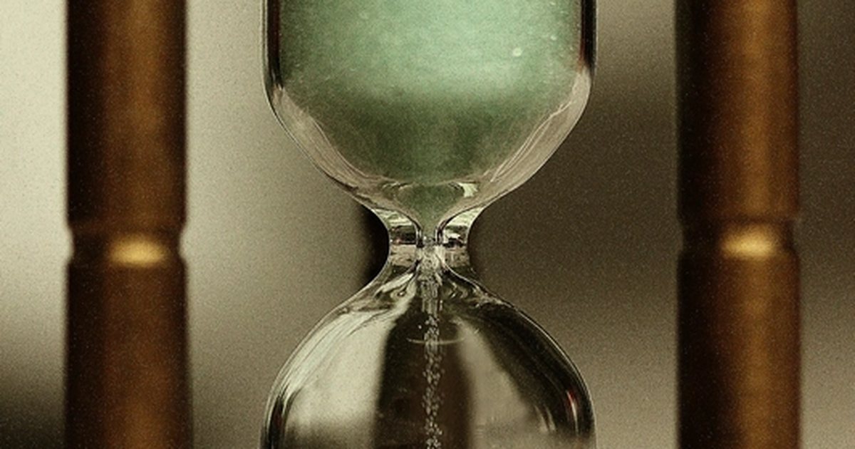 An hourglass with sand running down: on a demo account the number of trades matters more than time passing