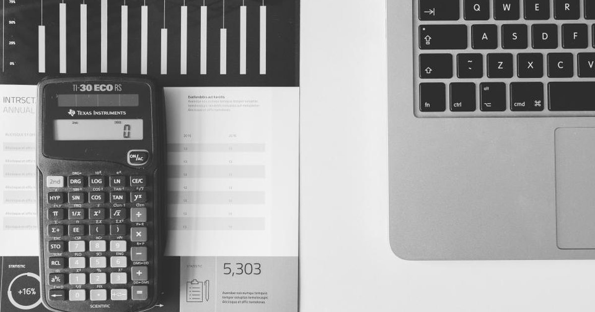 A calculator next to a laptop and a report: the sums to do before using leverage