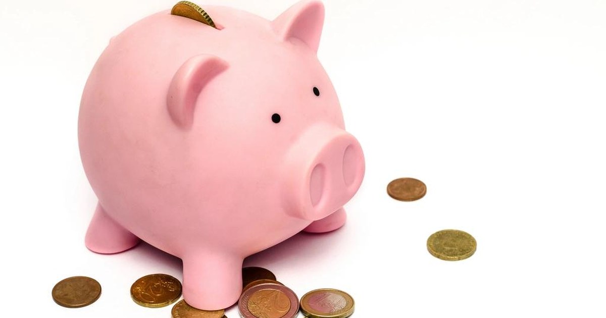 A pink piggy bank with a coin going into the slot and a few small coins scattered around: the capital you start with is a choice to make calmly
