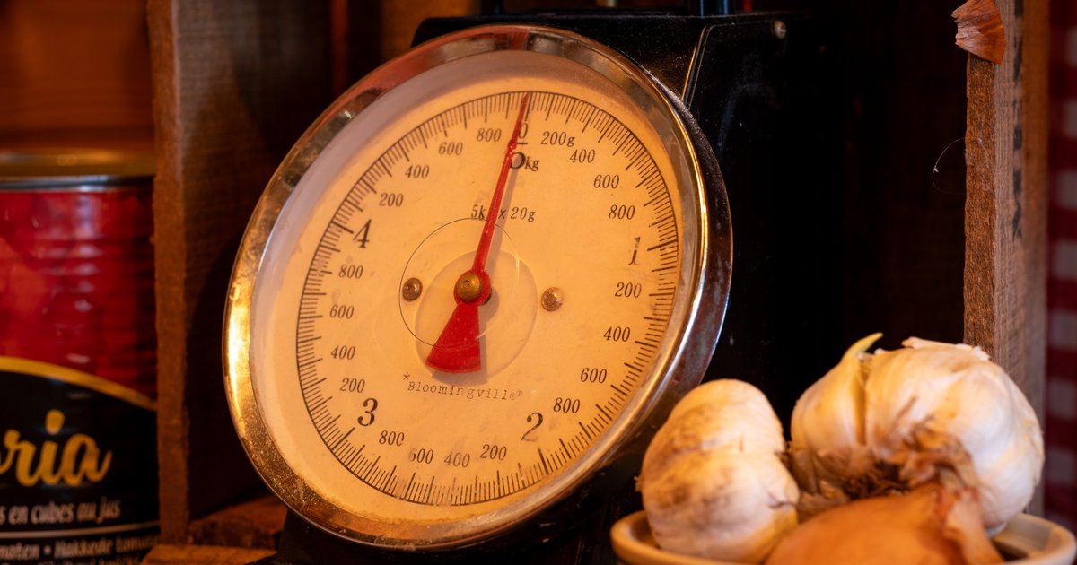 A dial scale with a red needle: R weighs every trade against the risk you took