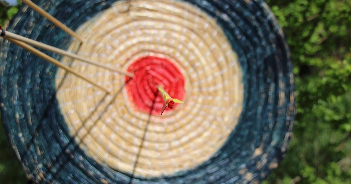 An arrow in the middle of a straw target: the target of a trade, the level where you collect