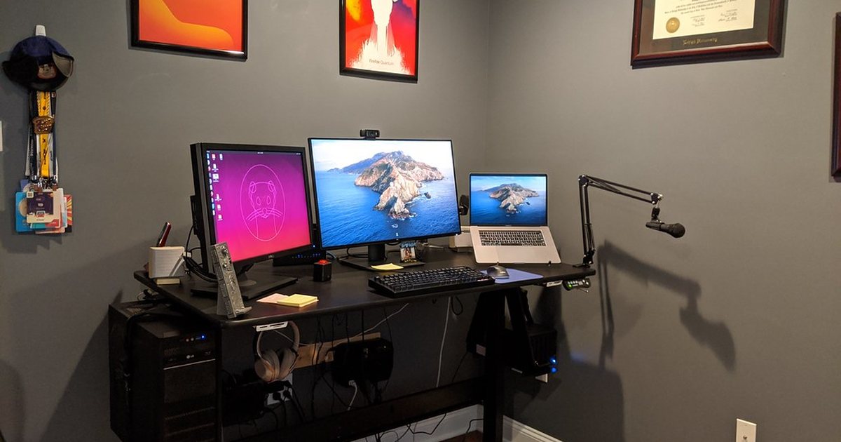 A home desk with three screens: to trade from home discipline matters more than equipment