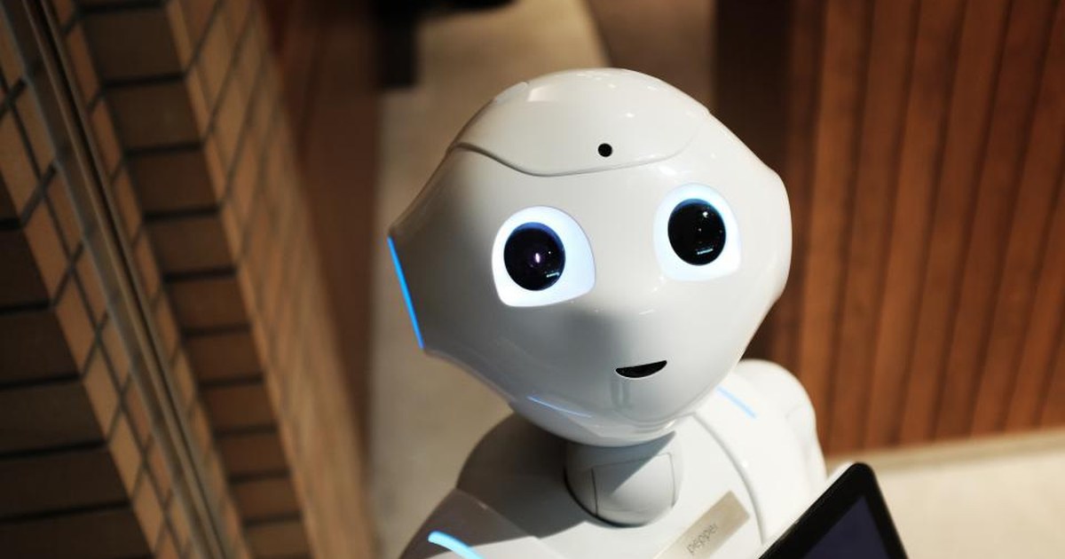 A white robot with big eyes looks up: trading online with artificial intelligence means relying on a machine that does not know the future