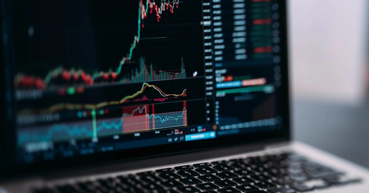 A laptop with a trading chart on screen: online trading is done through a platform on the internet